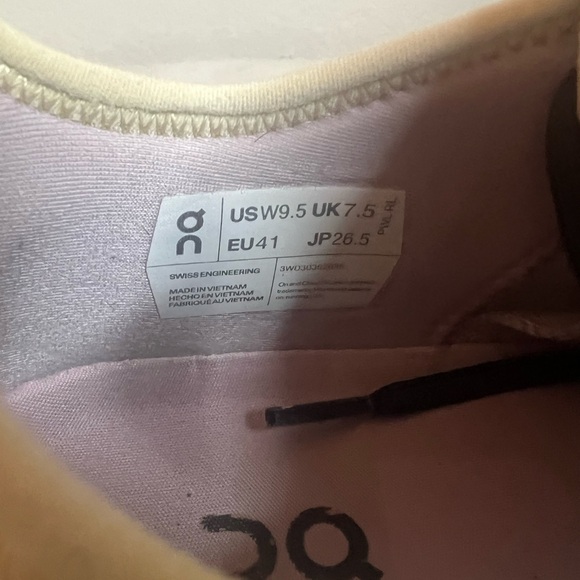 On Clouds Running Athletic Shoes - Picture 7 of 9